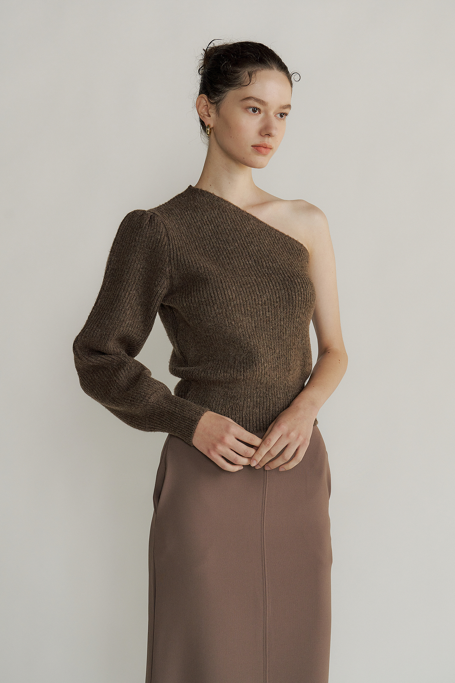 One off shoulder knit (brown)